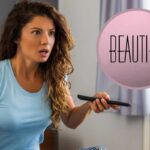 donna con il telecomando in mano e logo Beautiful