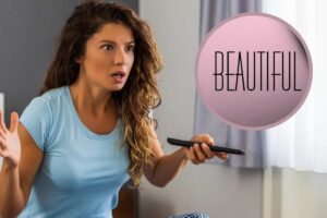 donna con il telecomando in mano e logo Beautiful