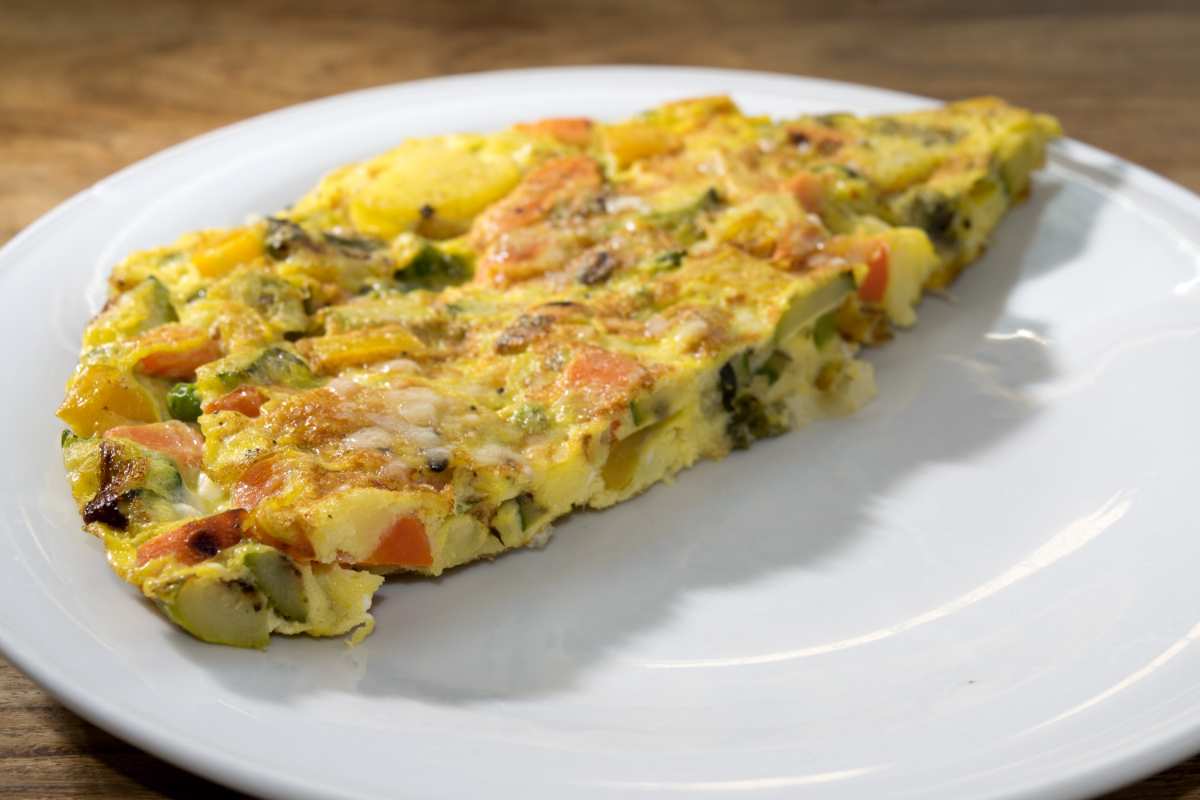 Una frittata peperoni zucchine e ricotta in un piatto