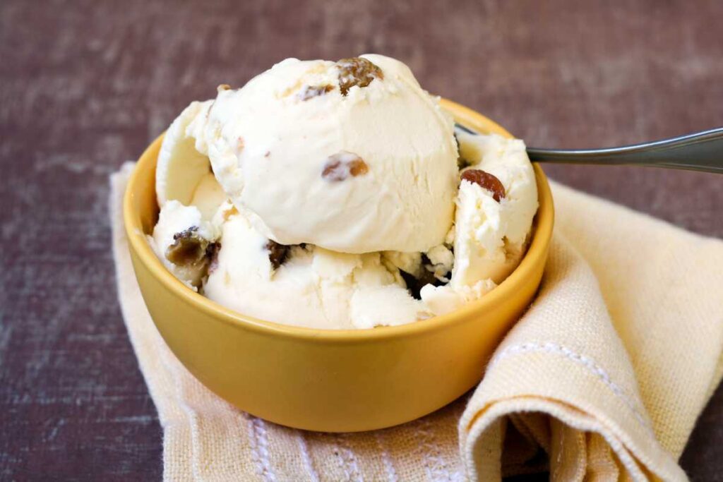 Una coppa con del gelato Malaga all'interno