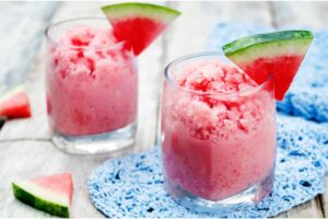 Due bicchieri di granita di anguria