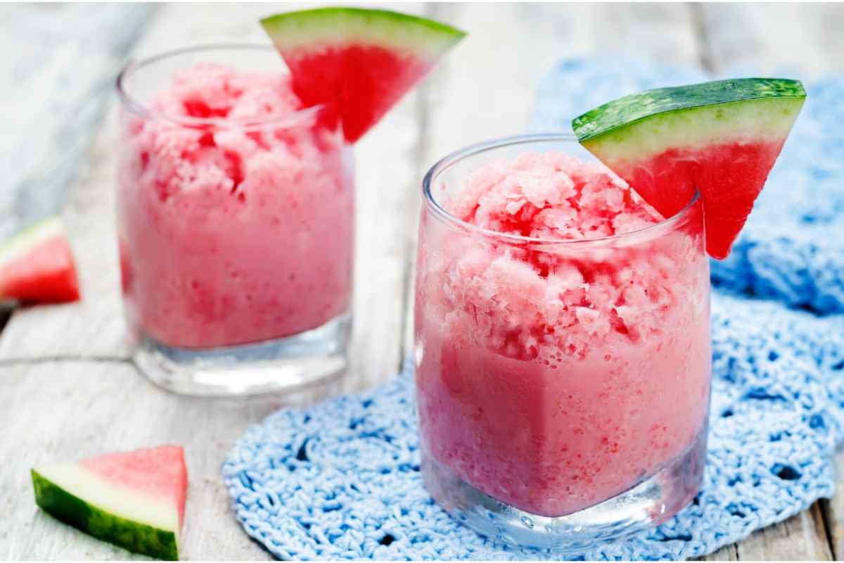 Due bicchieri di granita di anguria