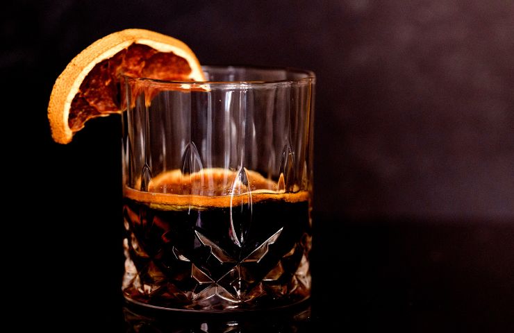 Un bicchiere con del rum