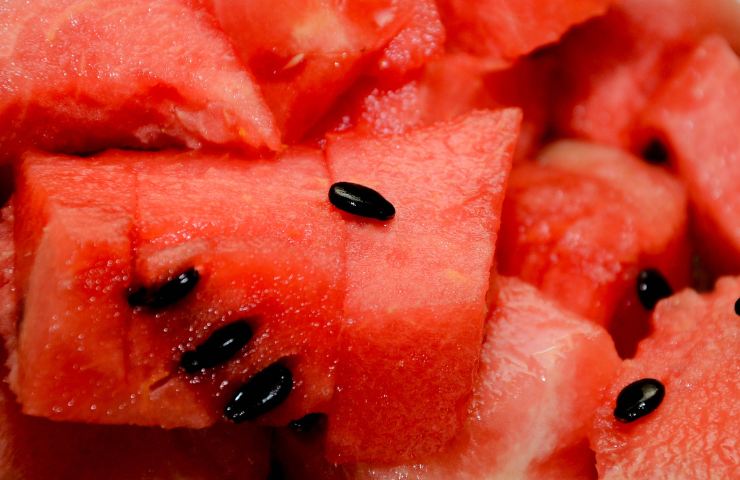 pezzi di anguria di varia grandezza
