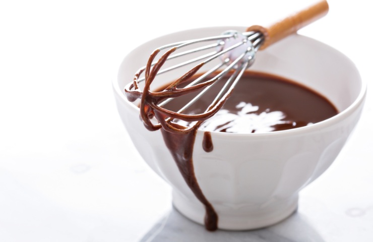 Una ciotola con del cioccolato fuso