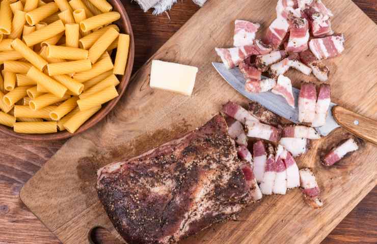 Del guanciale su un piano in cucina