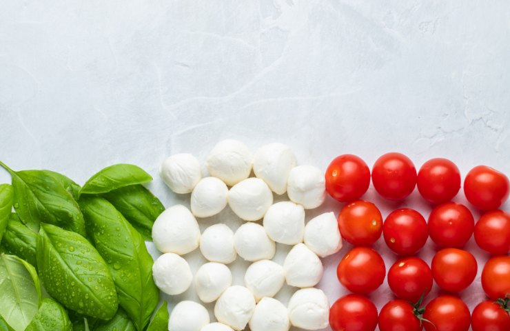 Basilico con mozzarella e pomodorini