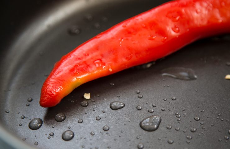 Un peperoncino in una padella