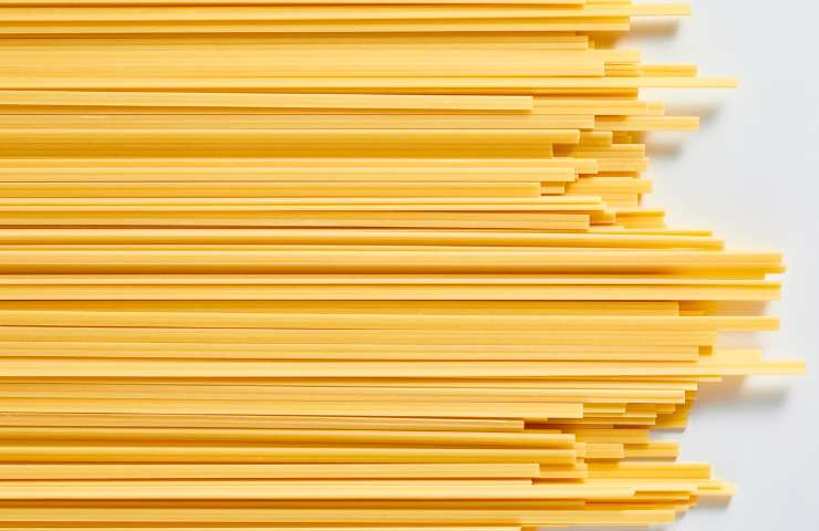 Degli spaghetti crudi
