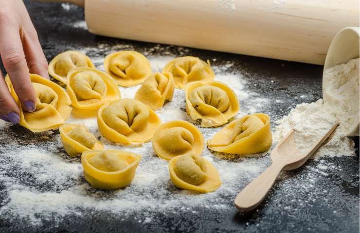 Dei tortellini fatti a mano in casa