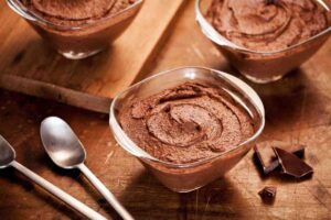 Delle mousse al cioccolato light in coppe da dessert