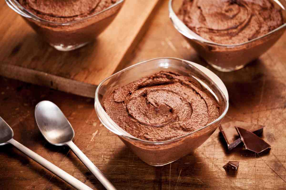 Delle mousse al cioccolato light in coppe da dessert
