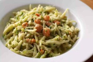 piatto di pasta con zucchine e salmone