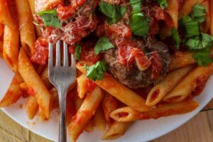 Un piatto di penne all'arrabbiata