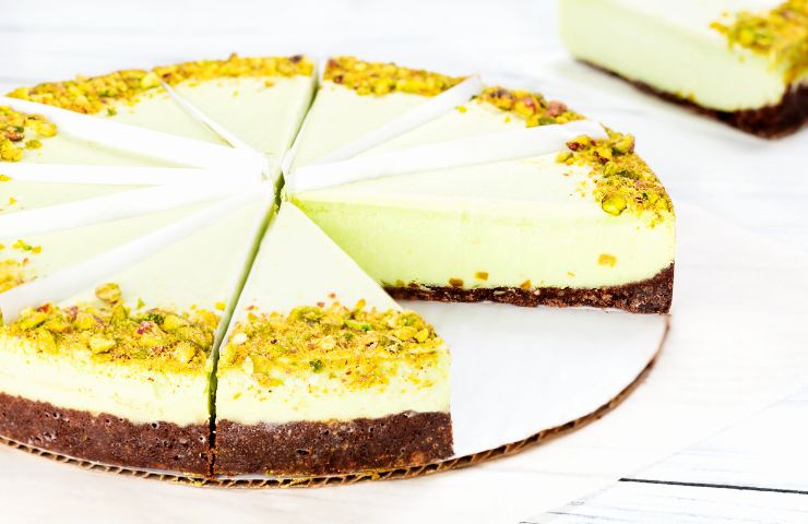 Una cheesecake al pistacchio senza un pezzo