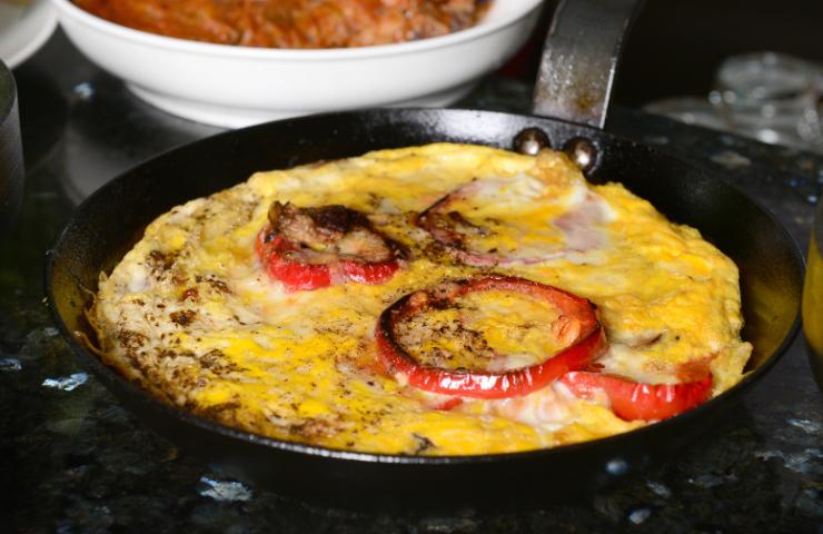 Una frittata zucchine peperoni e ricotta n padella