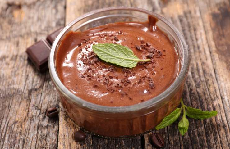 Una mousse al cioccolato light in una coppetta