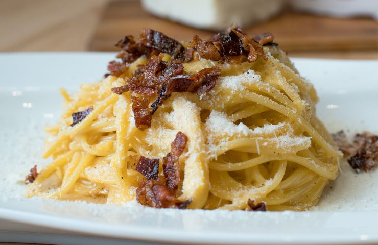 piatto di pasta alla gricia in primo piano