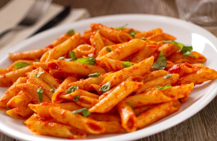 Penne all'arrabbiata in un piatto