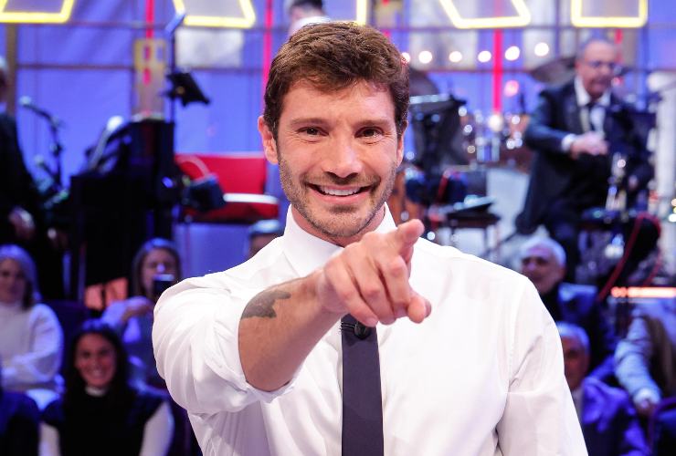 stefano de martino che indica