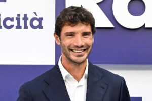stefano de martino sorridente