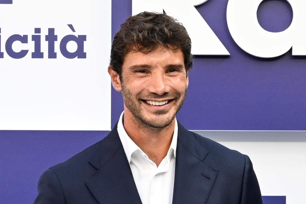 stefano de martino sorridente