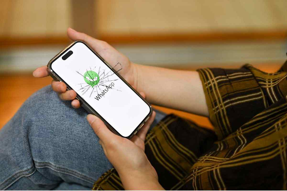 ragazzo che tiene in mano un cellulare con whatsapp