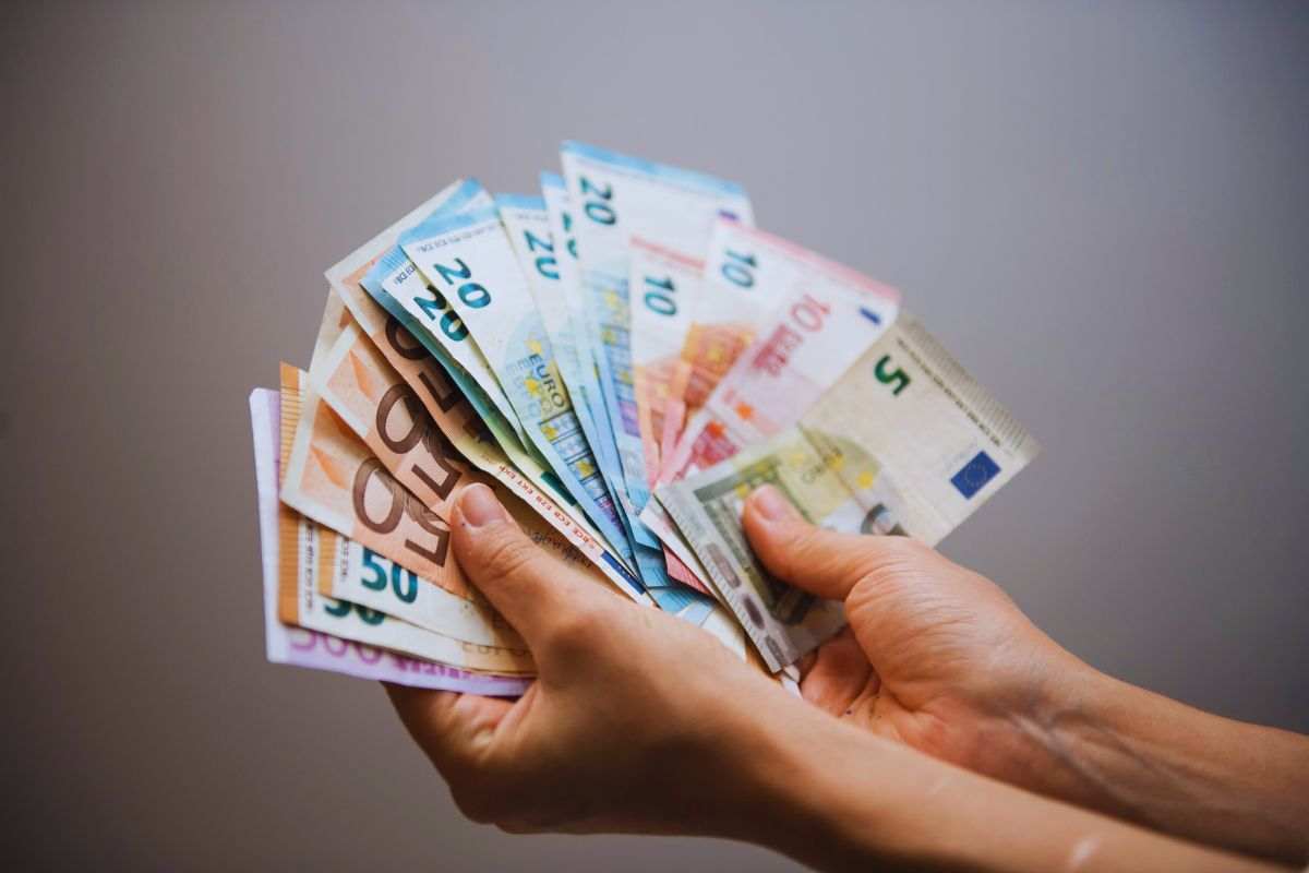 soldi tra le mani