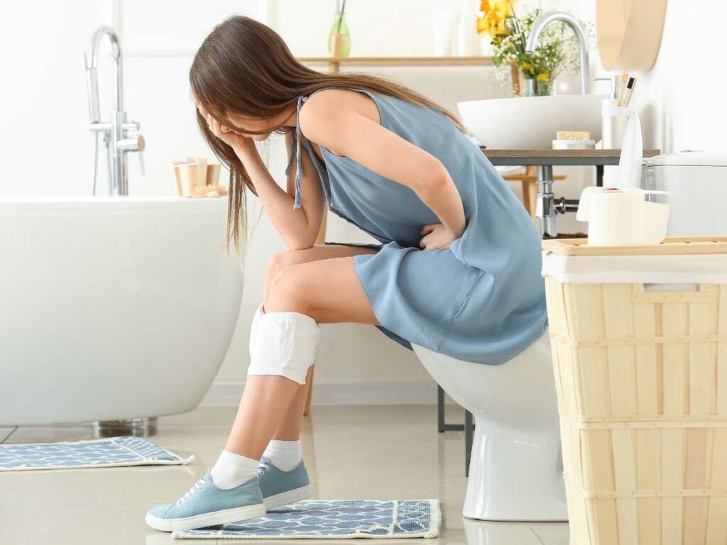 donna sul water con problematiche allo stomaco