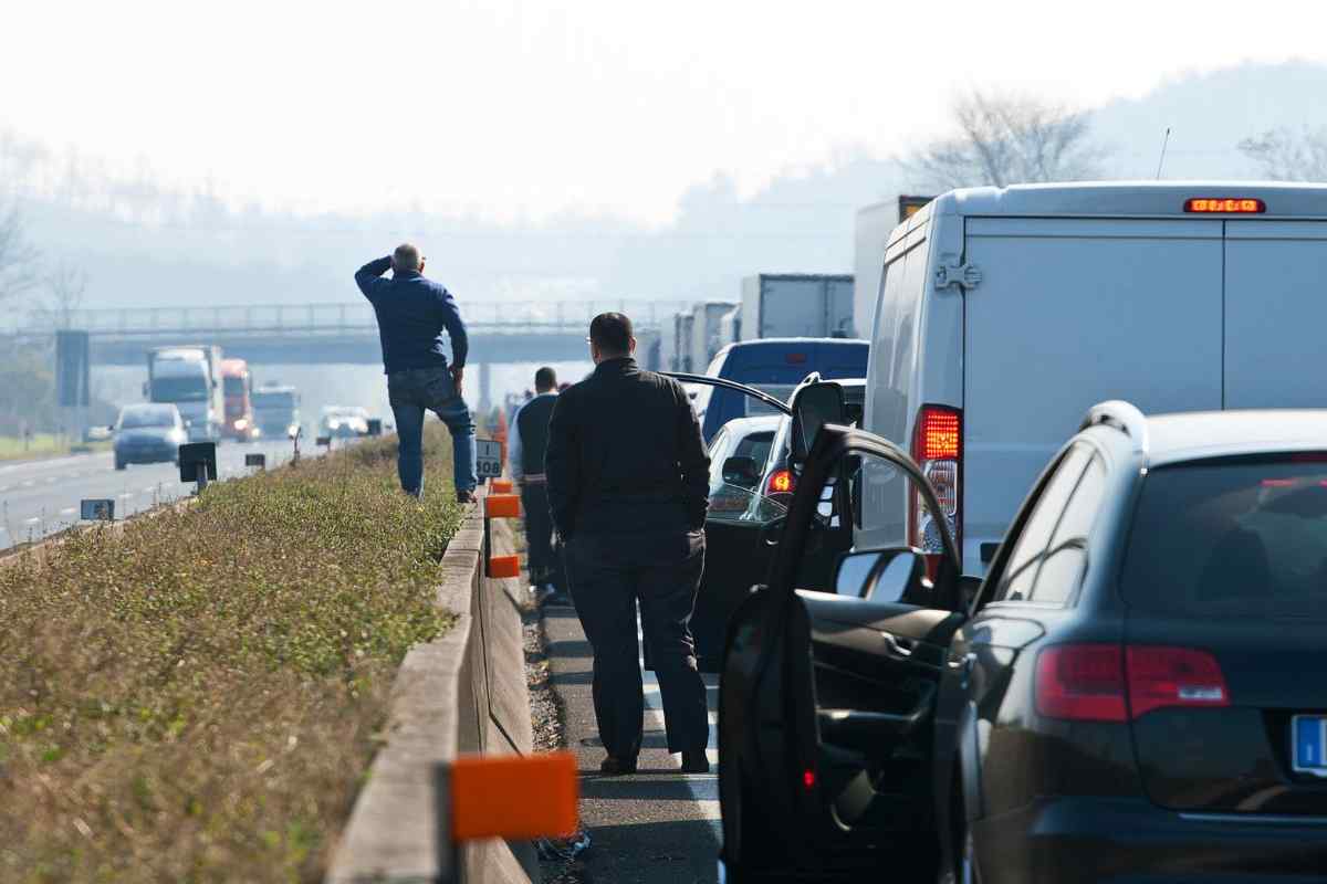 coda in autostrada e guidatori scesi dall'auto