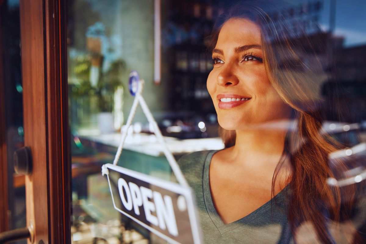ragazza e negozioaperto