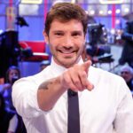 stefano de martino che indica
