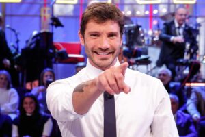 stefano de martino che indica