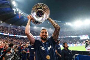donnarumma alza la coppa dei campioni