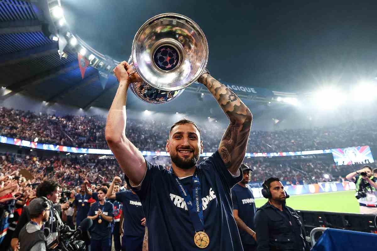 donnarumma alza la coppa dei campioni