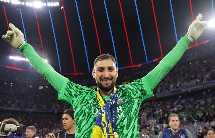 donnarumma allarga le braccia