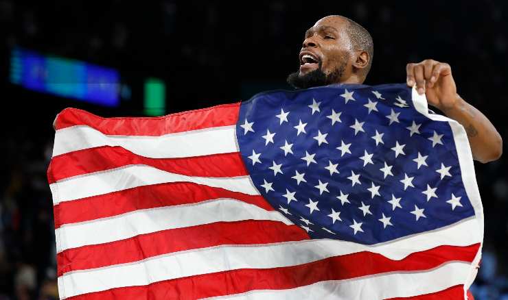 durant con la bandiera dell'america