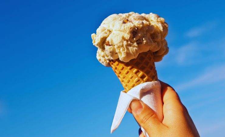 cono gelato in una mano