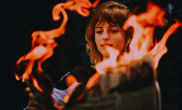 ragazza giochi di fuoco