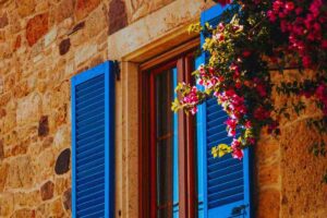 persiane blu aperte