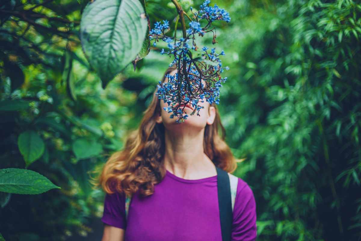 ragazza annusa pianta