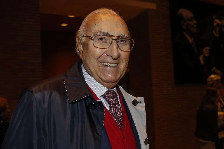 pippo baudo sorride