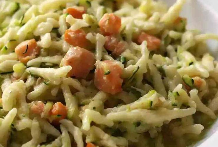primo piano di pasta con zucchine e salmone