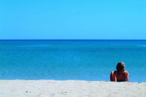 ragazza al mare