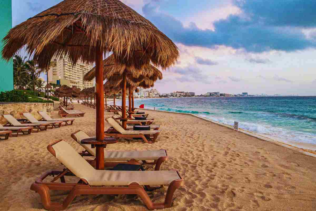 spiaggia e sdraie