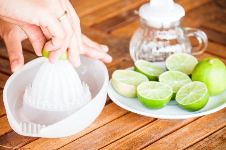 mani che spremono lime