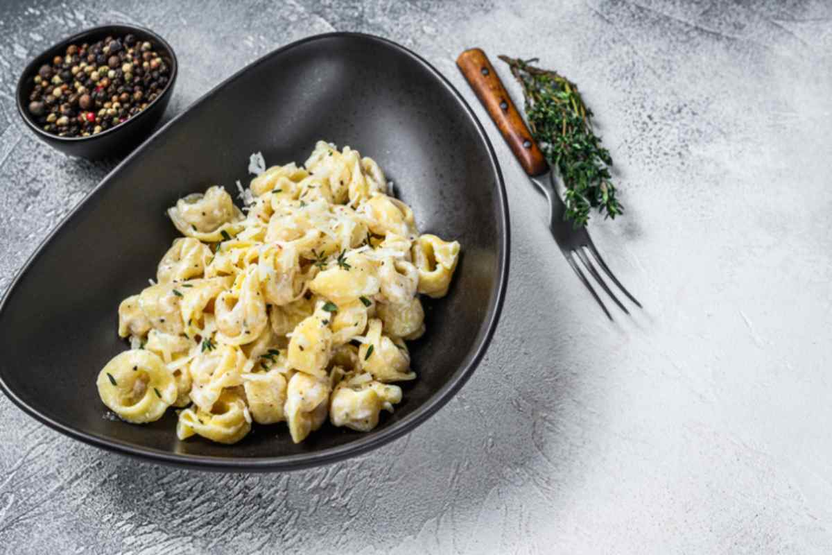 Un piatto di tortellini ai formaggi misti