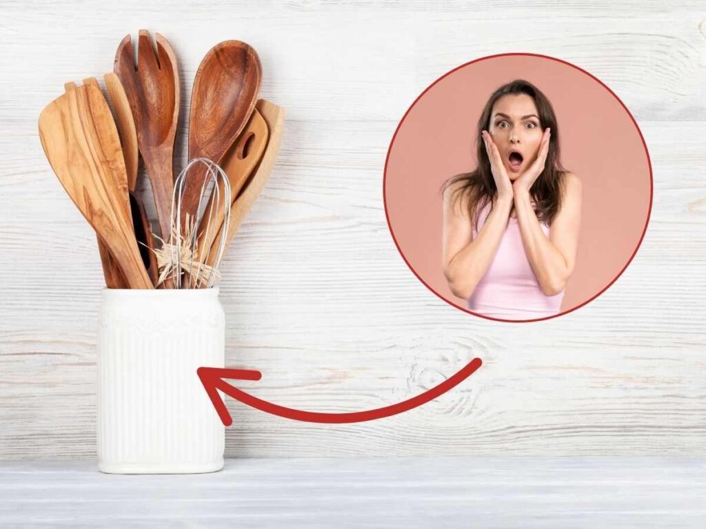 donna preoccupata e utensili da cucina in legno