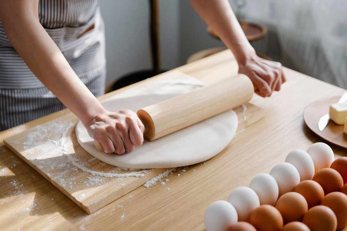 donna stende pasta con mattarello